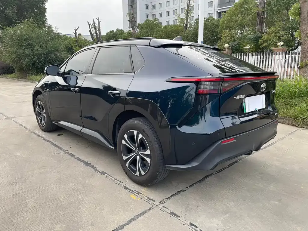 Toyota bZ4X — фото 7
