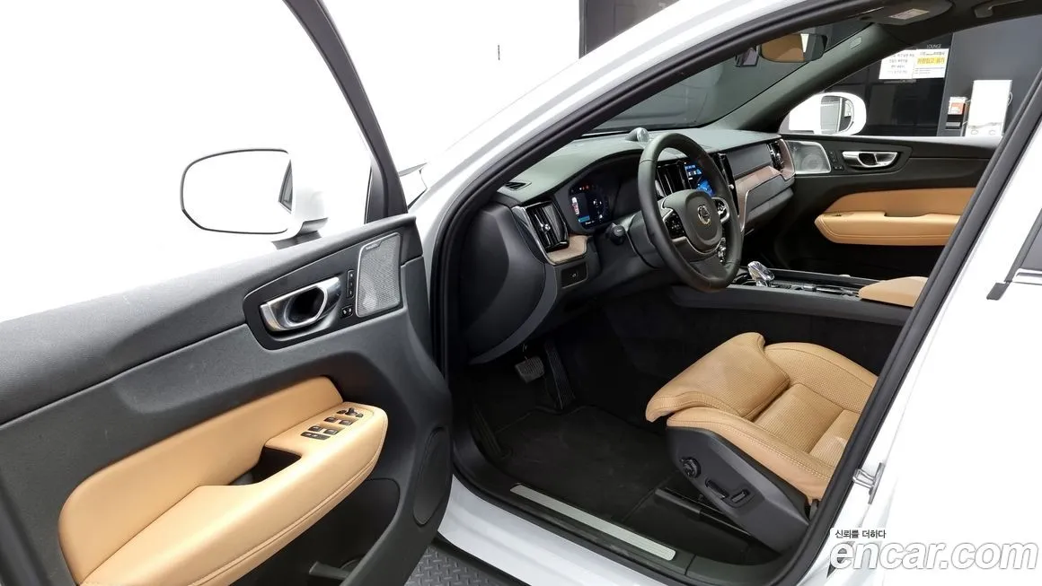 Volvo XC60 — фото 10