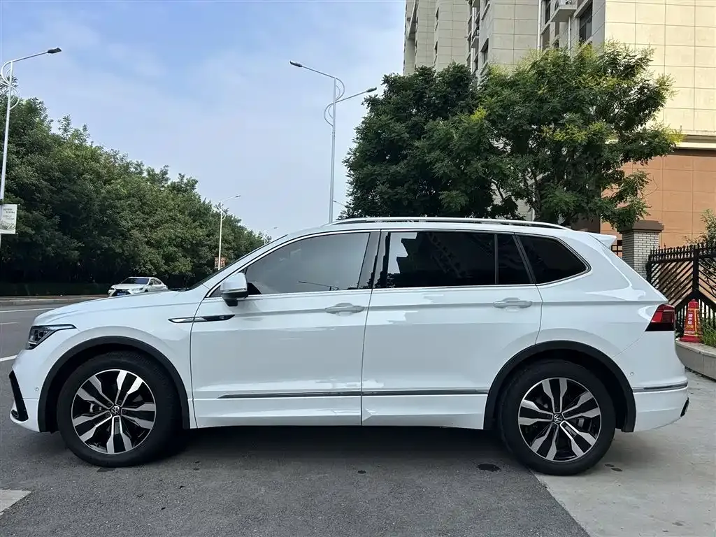 Volkswagen Tiguan L — фото 8
