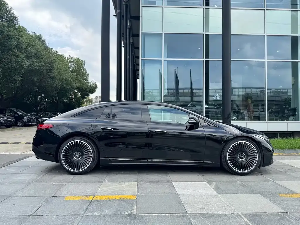 Mercedes-Benz EQS AMG — фото 4