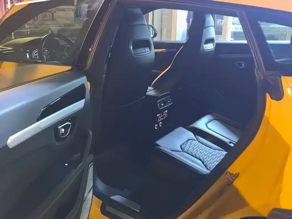 Lamborghini Urus — фото 9