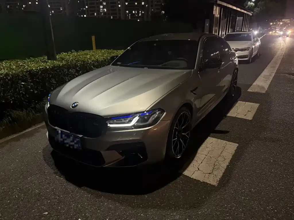 BMW M5 — фото 1
