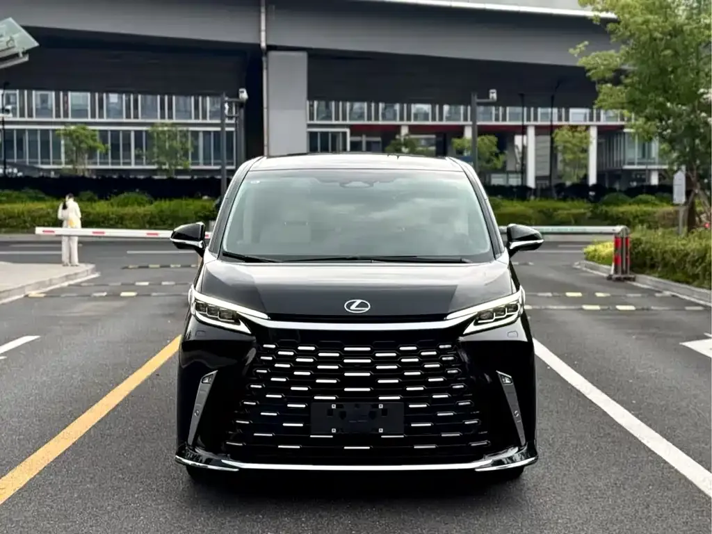 Lexus LM — фото 1
