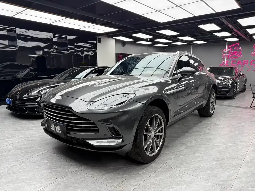 Aston Martin DBX — фото 1