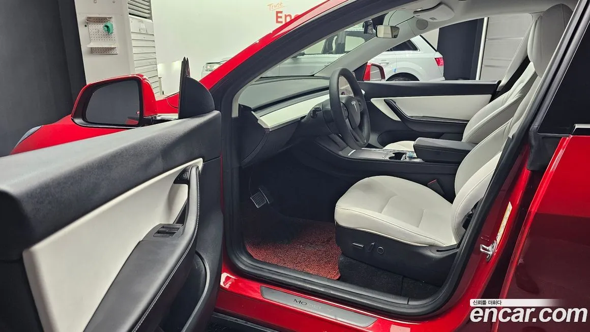Tesla Model Y — фото 10