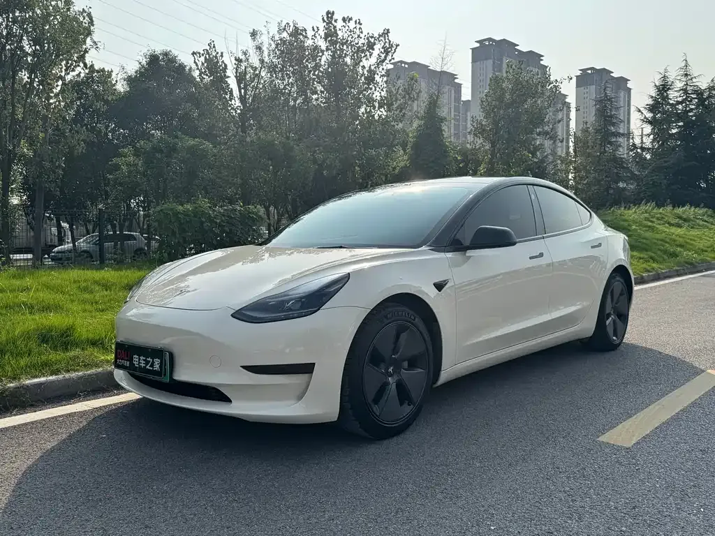 Tesla Model 3 — фото 1