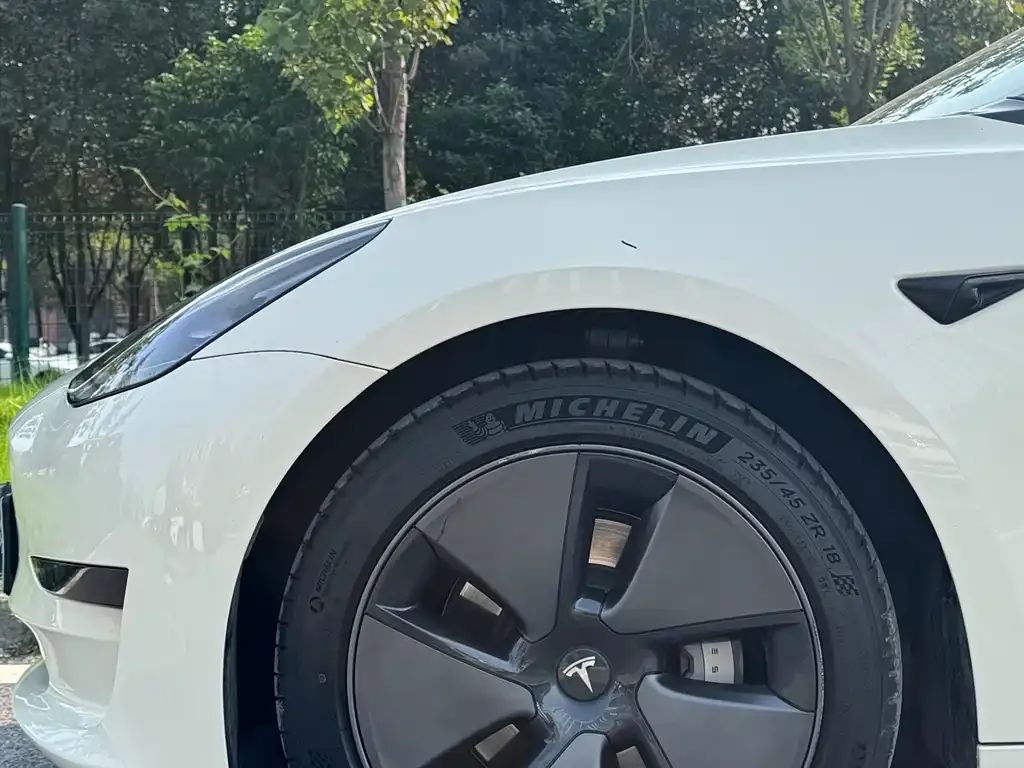 Tesla Model 3 — фото 5