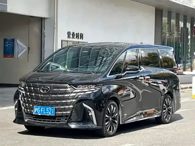 Toyota Alphard — фото 1