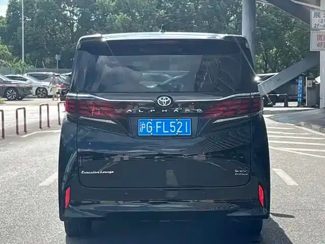 Toyota Alphard — фото 5