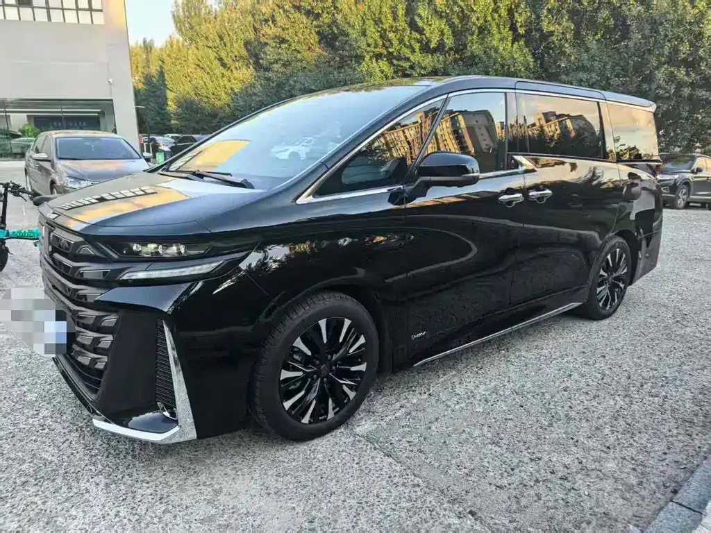 Toyota Vellfire — фото 1
