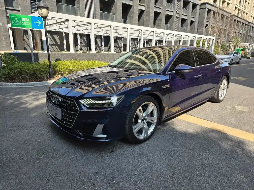 Audi A7L — фото 1