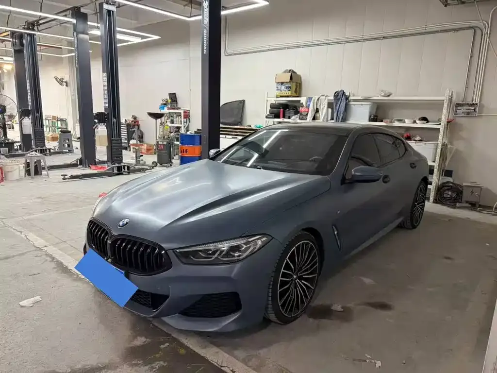 BMW 8 Series — фото 1