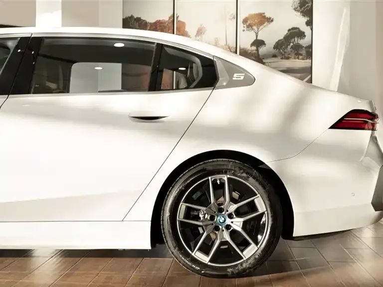 BMW i5 — фото 5