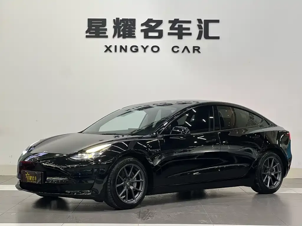 Tesla Model 3 — фото 1
