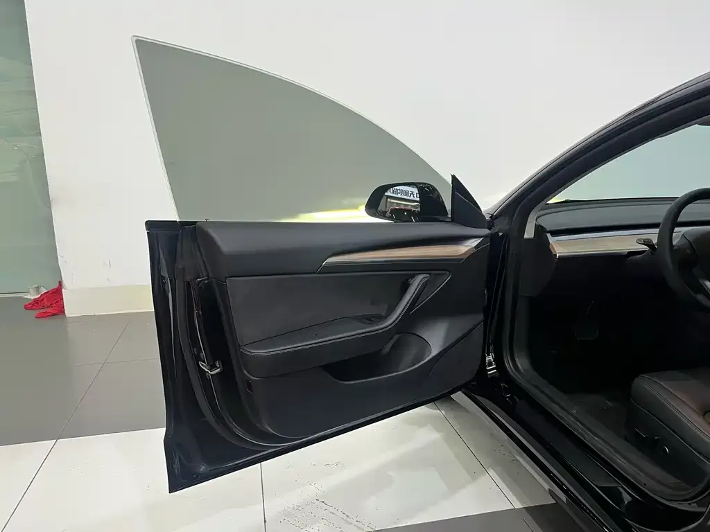 Tesla Model 3 — фото 7