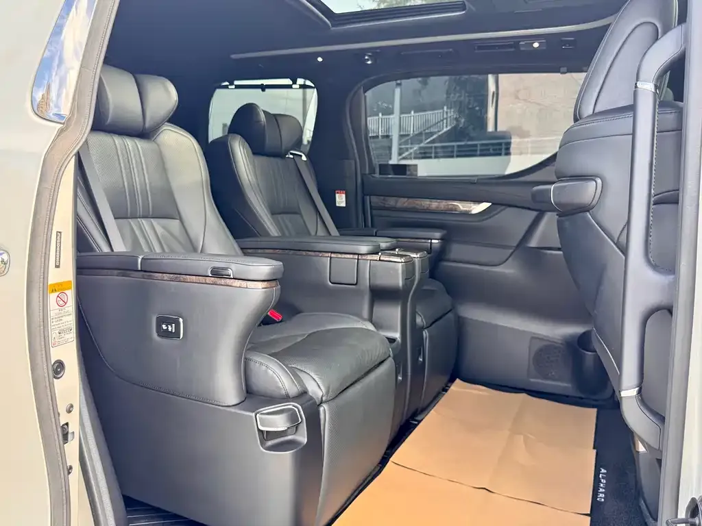Toyota Alphard — фото 10