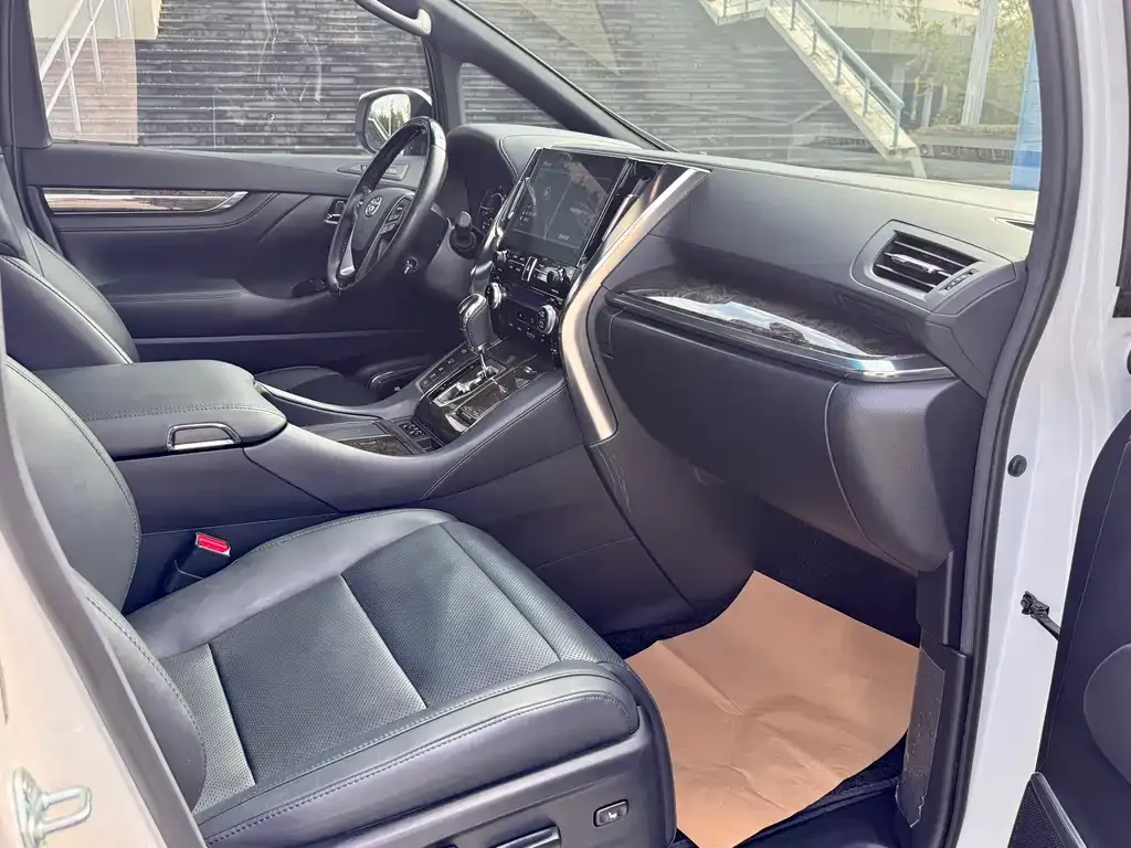 Toyota Alphard — фото 9