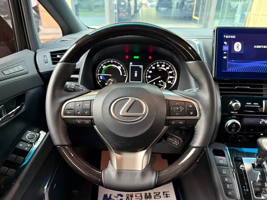Lexus LM — фото 10