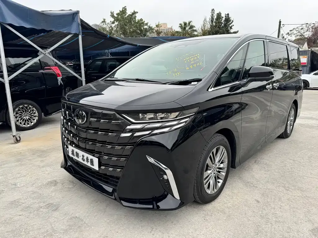Toyota Alphard — фото 1