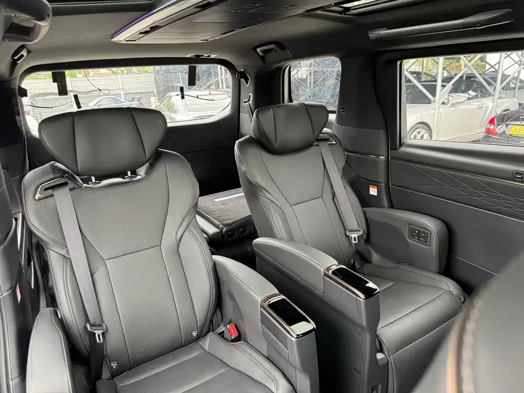 Toyota Alphard — фото 7