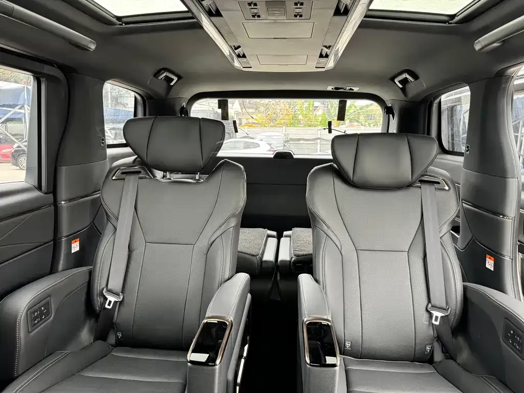 Toyota Alphard — фото 8