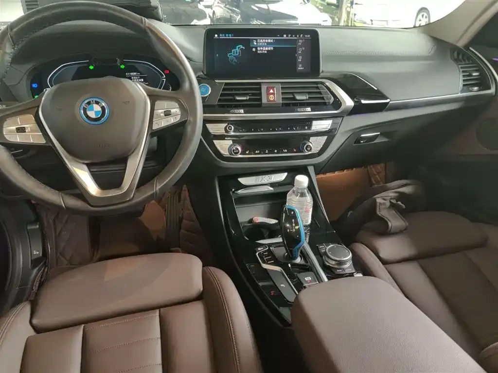 BMW iX3 — фото 10
