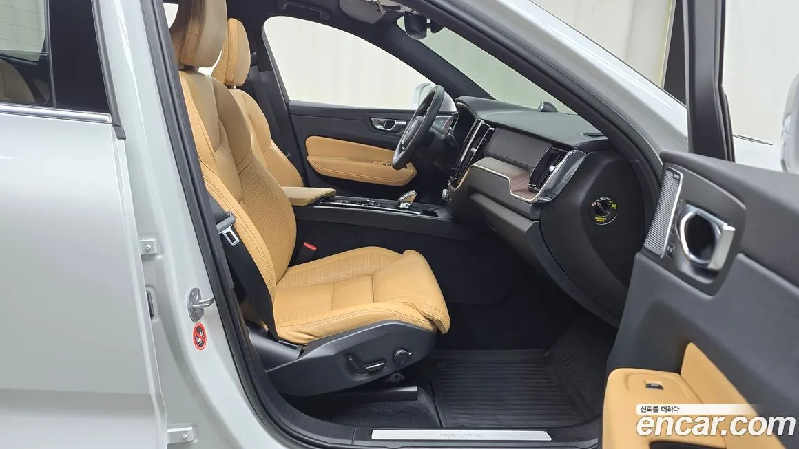 Volvo XC60 — фото 10