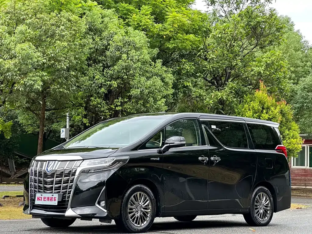 Toyota Alphard — фото 1