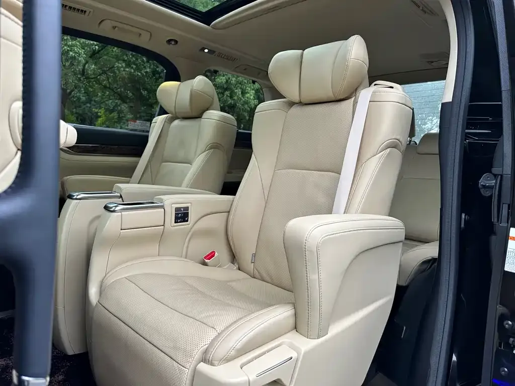 Toyota Alphard — фото 7