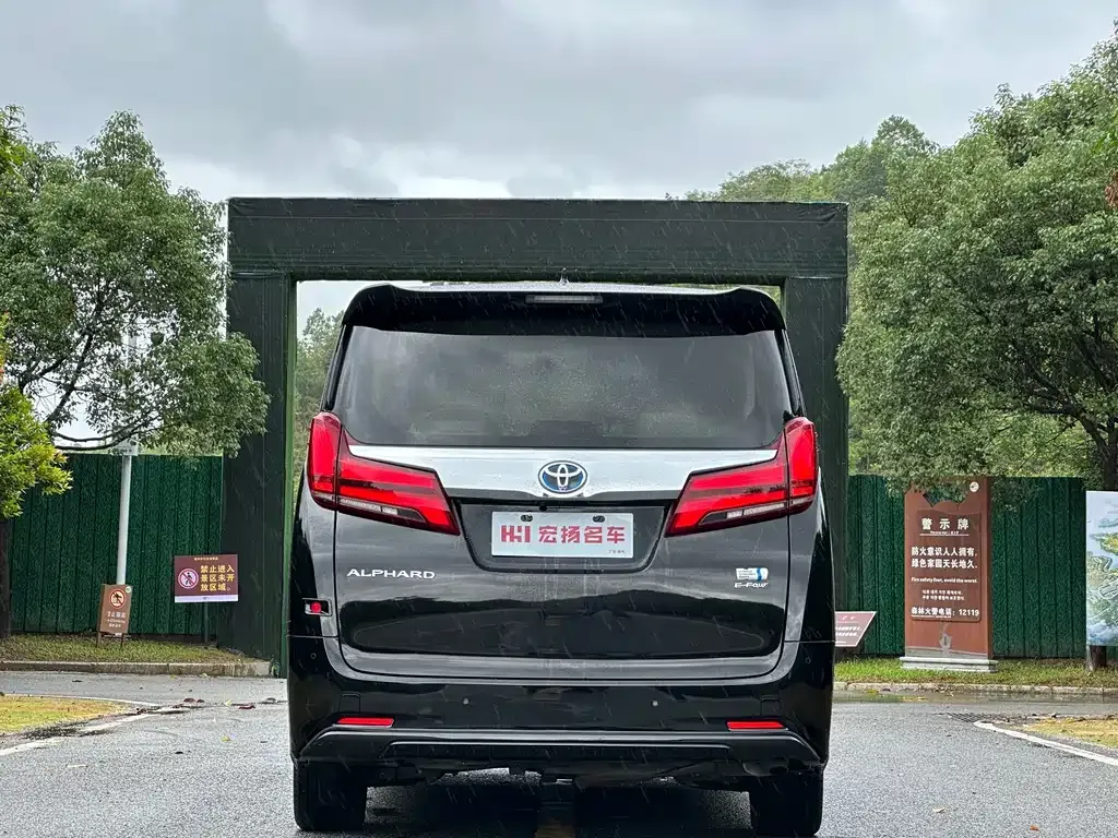Toyota Alphard — фото 9