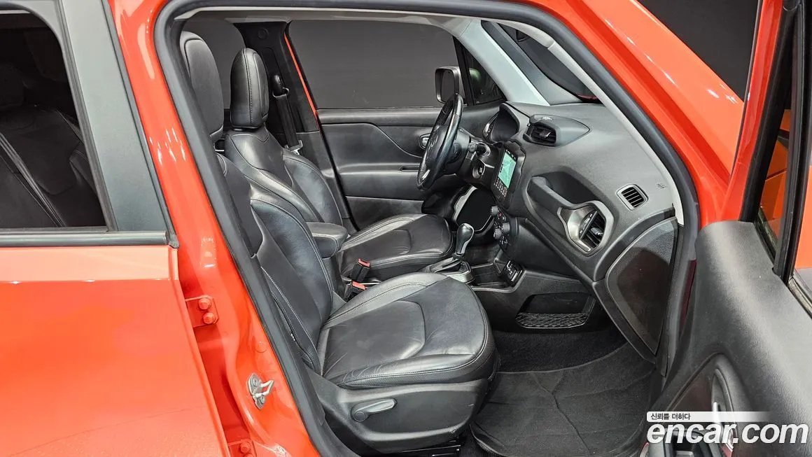 Jeep Renegade — фото 10