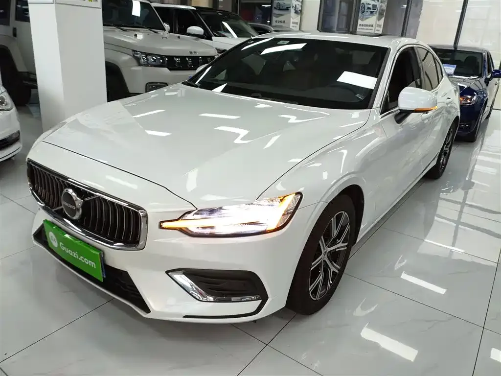 Volvo S60 — фото 1