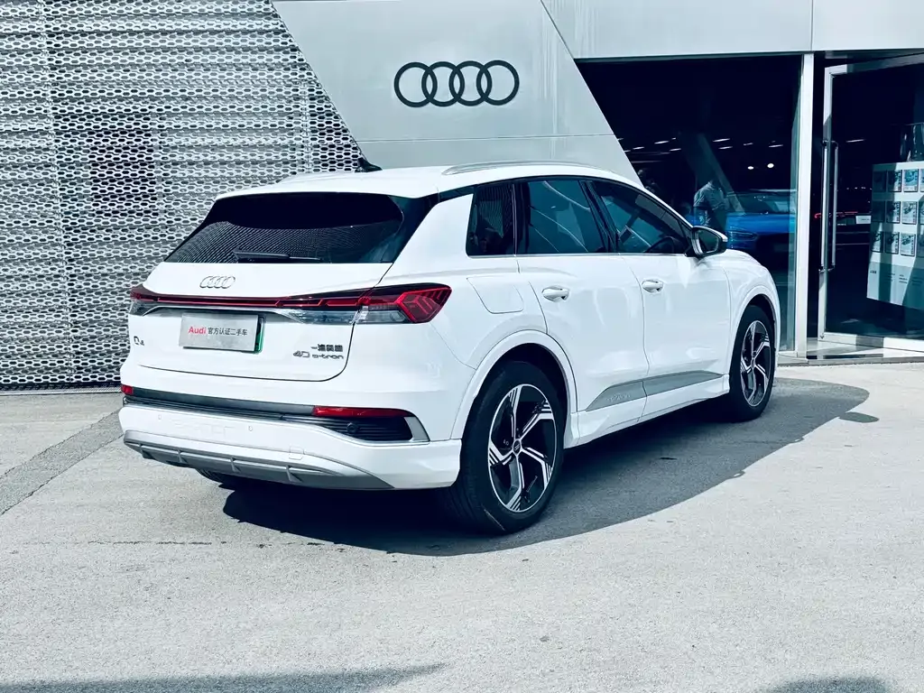 Audi Q4 e-tron — фото 2