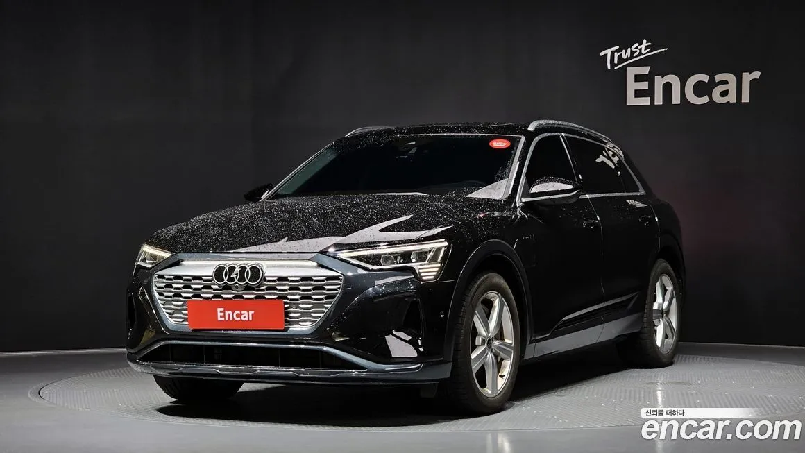 Audi Q8 e-tron — фото 1