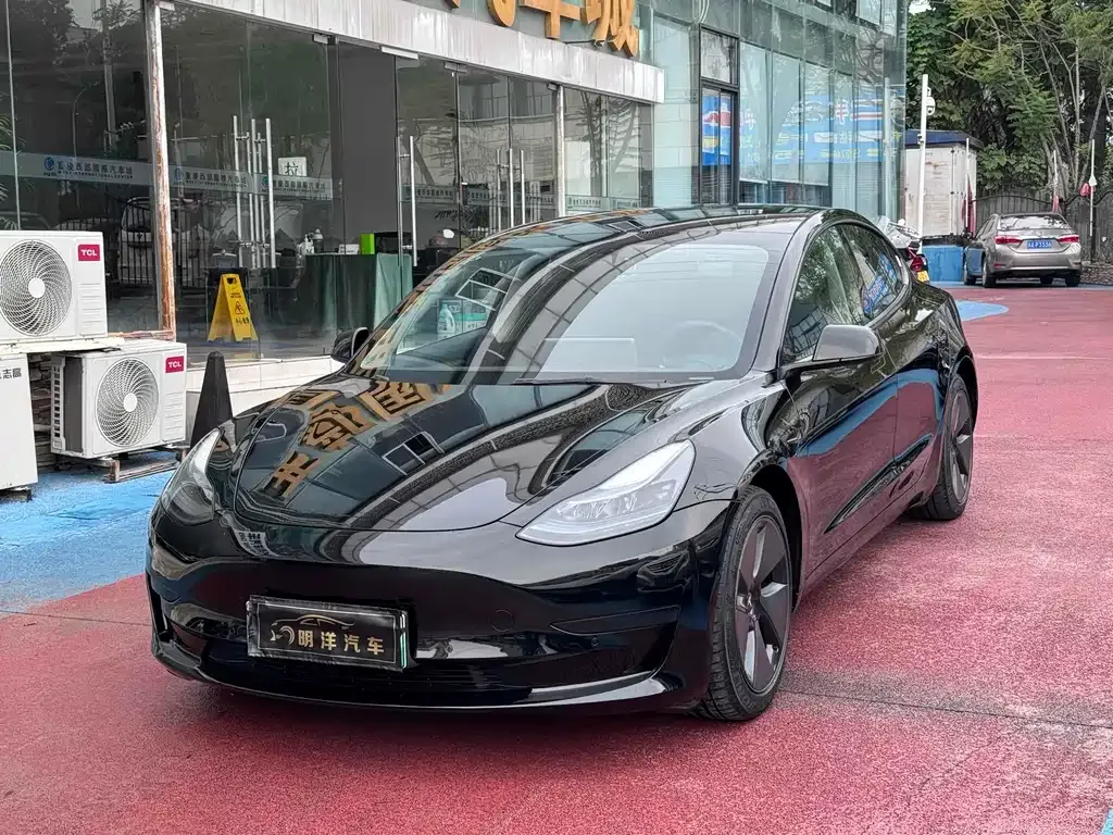 Tesla Model 3 — фото 1