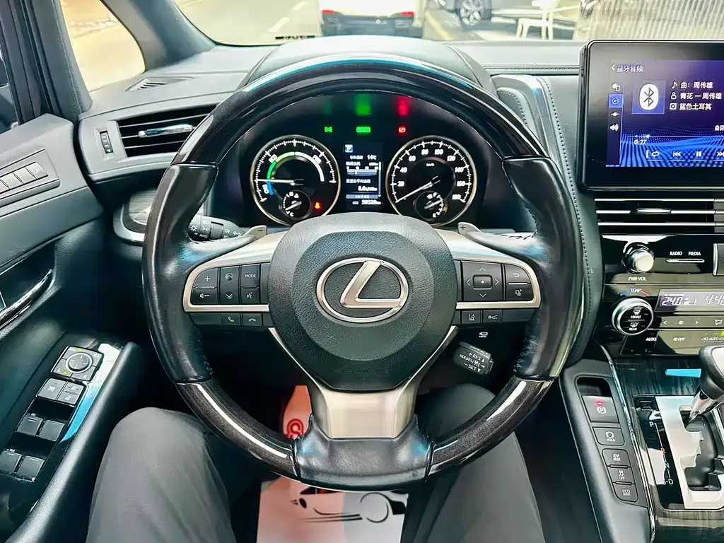 Lexus LM — фото 8