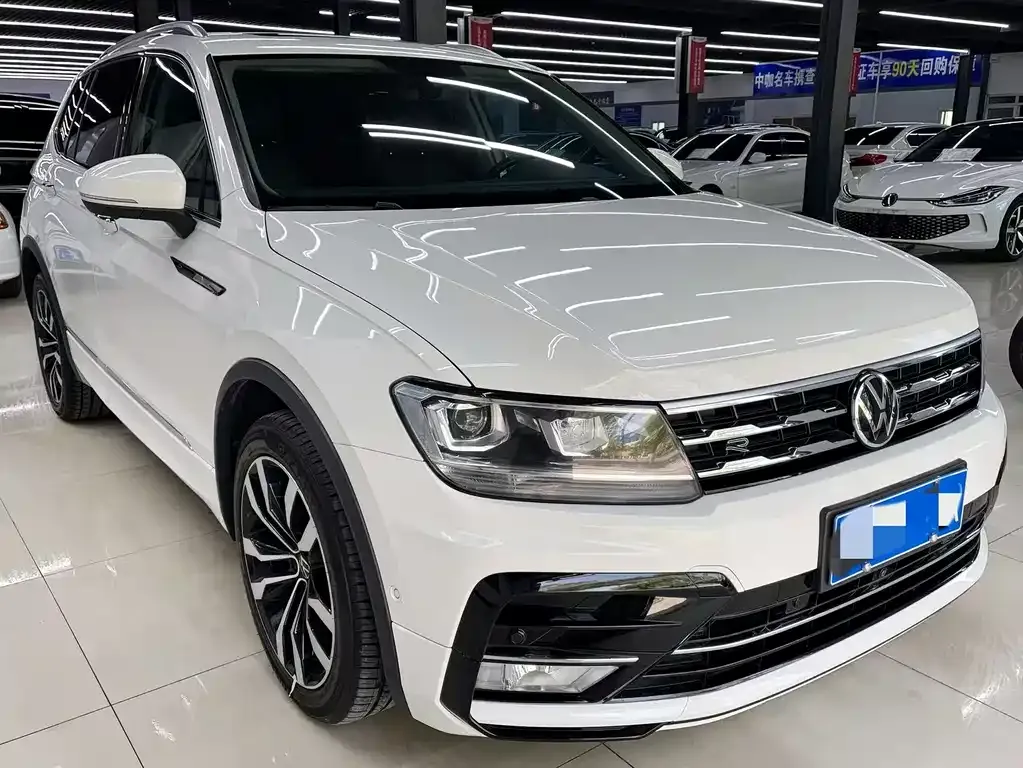 Volkswagen Tiguan L — фото 1