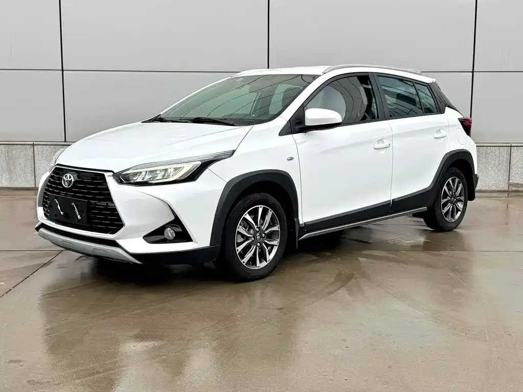 Toyota Yaris L — фото 1