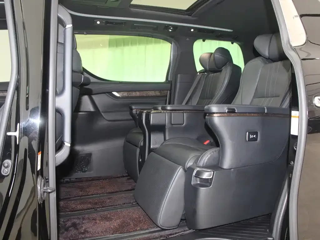 Toyota Alphard — фото 9