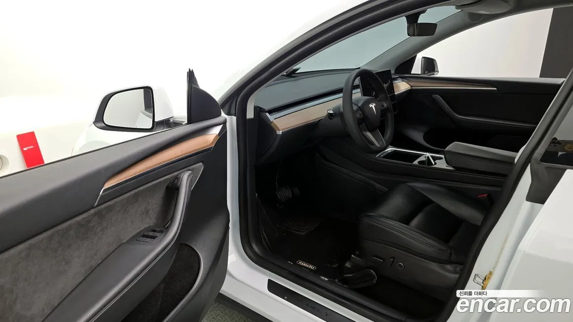 Tesla Model Y — фото 10