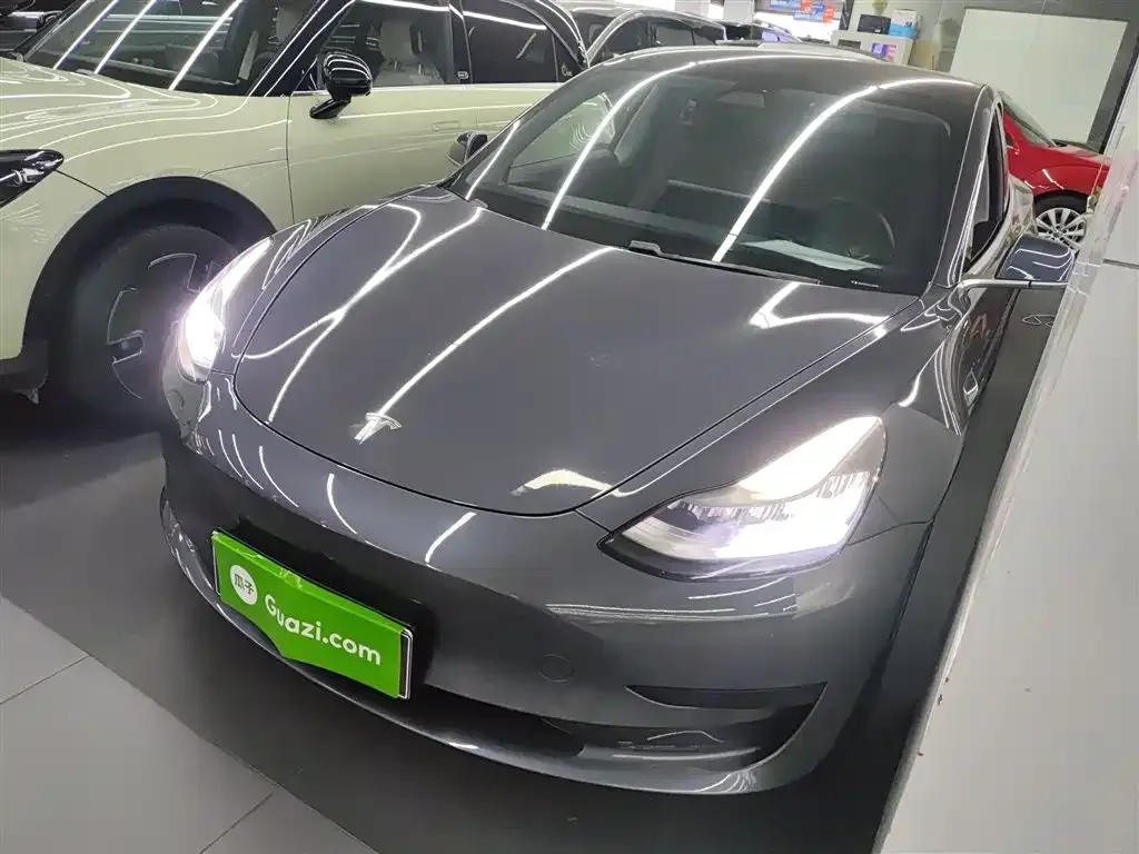 Tesla Model 3 — фото 1