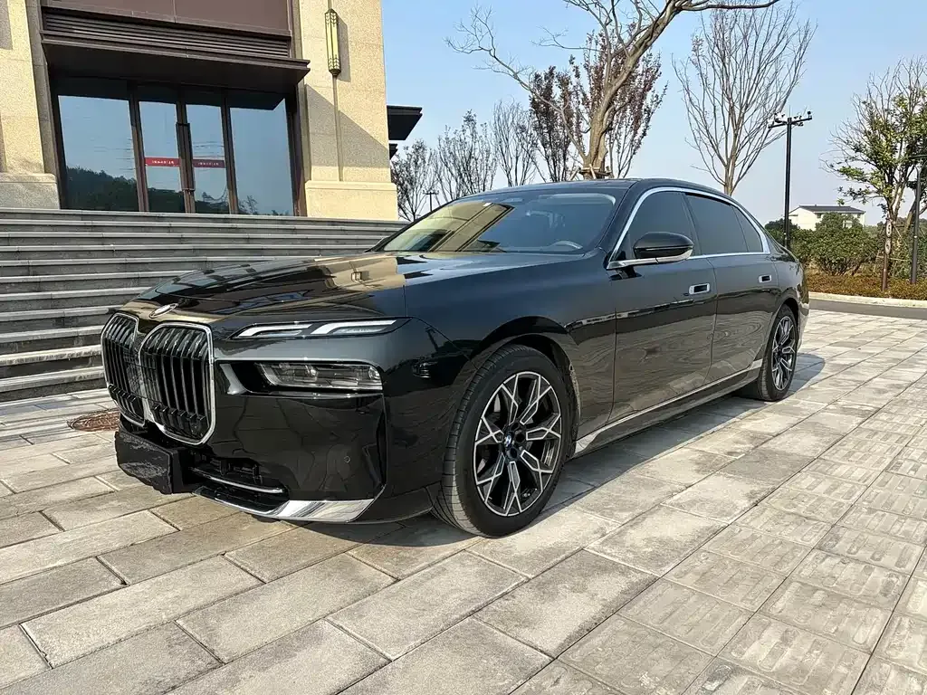 BMW 7 Series — фото 1