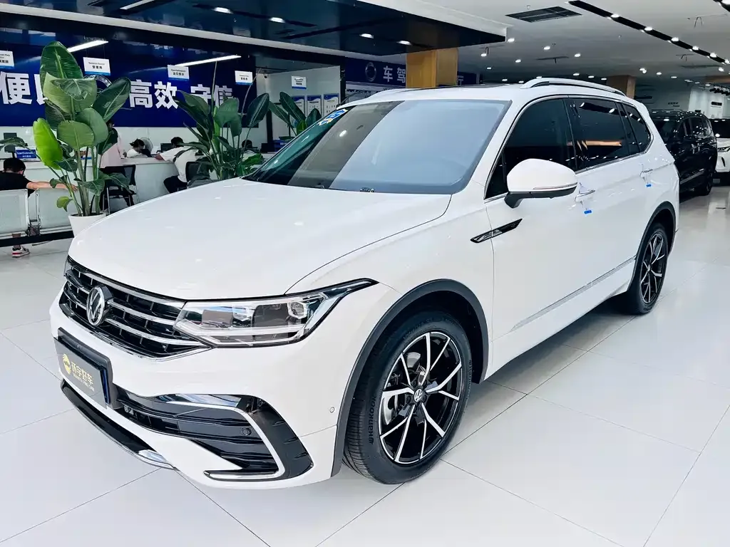 Volkswagen Tiguan L — фото 1