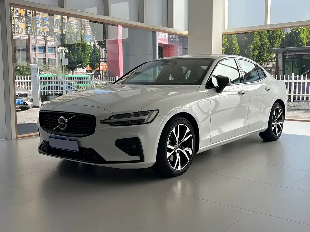 Volvo S60 — фото 1