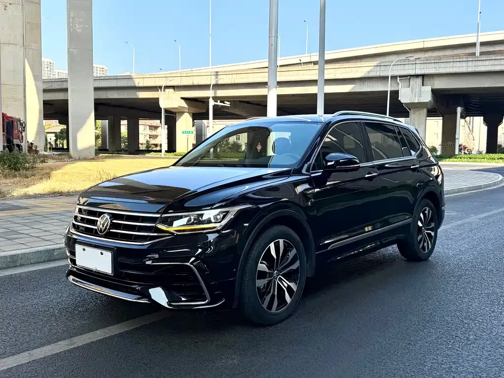 Volkswagen Tiguan L — фото 1