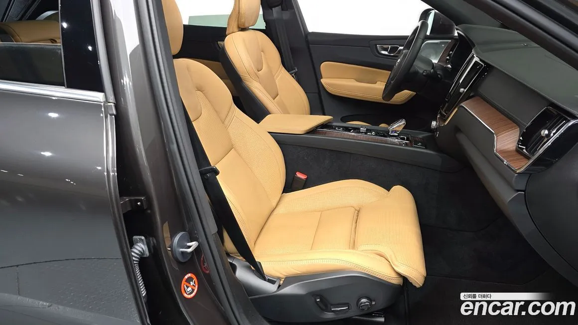 Volvo XC60 — фото 10