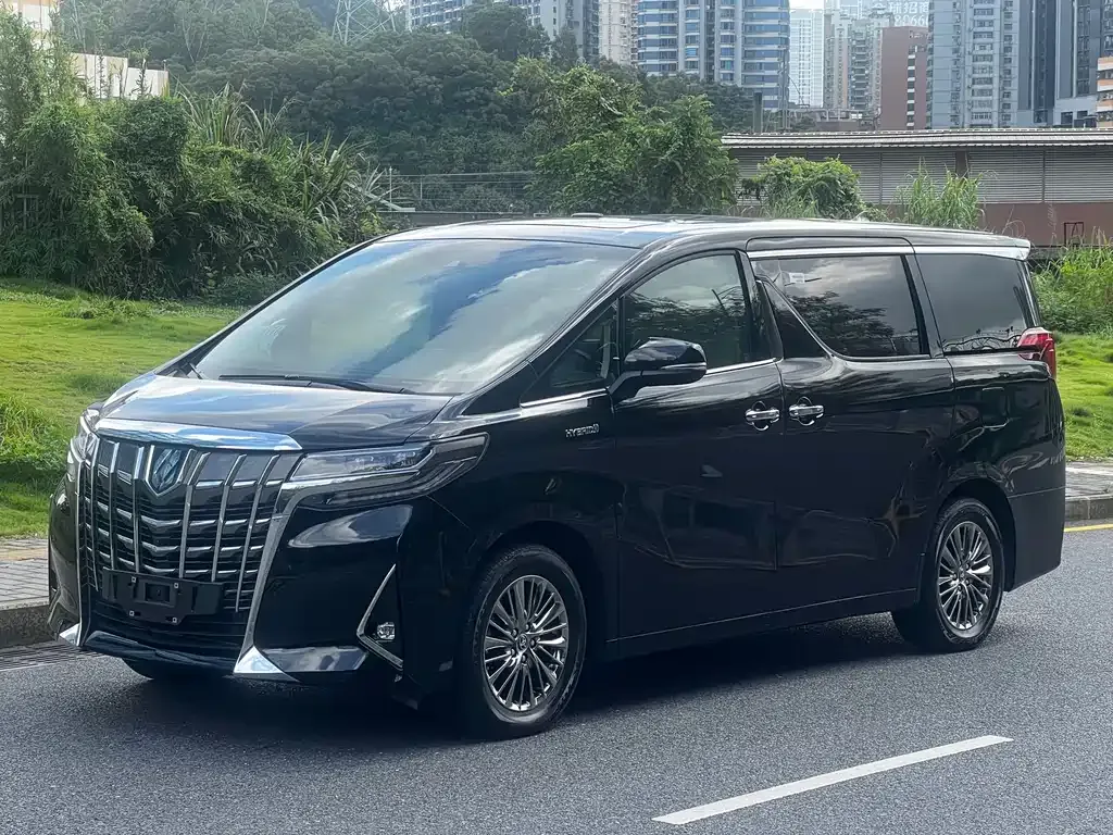 Toyota Alphard — фото 1
