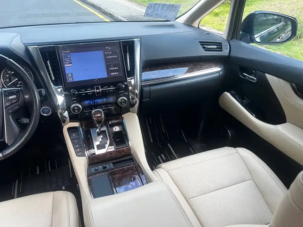 Toyota Alphard — фото 10