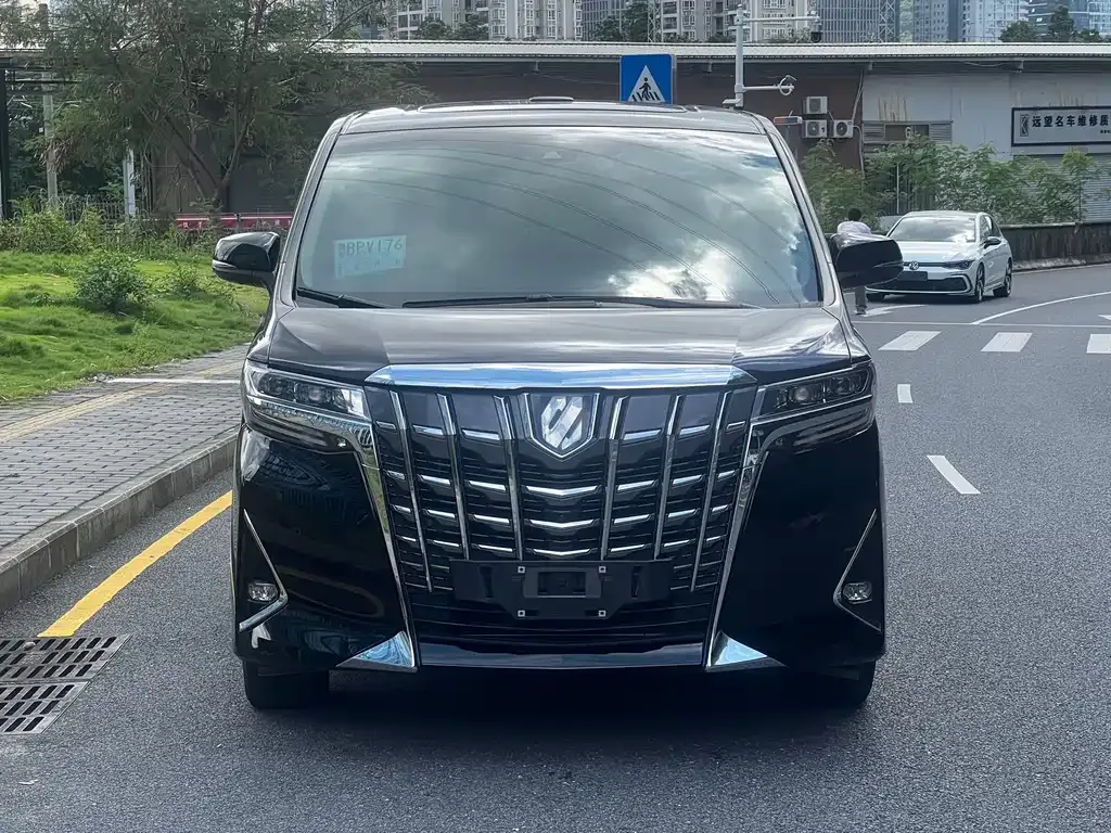 Toyota Alphard — фото 2