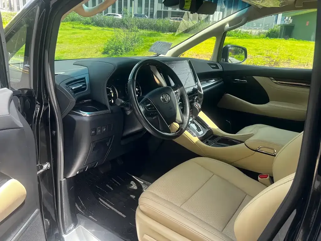 Toyota Alphard — фото 5
